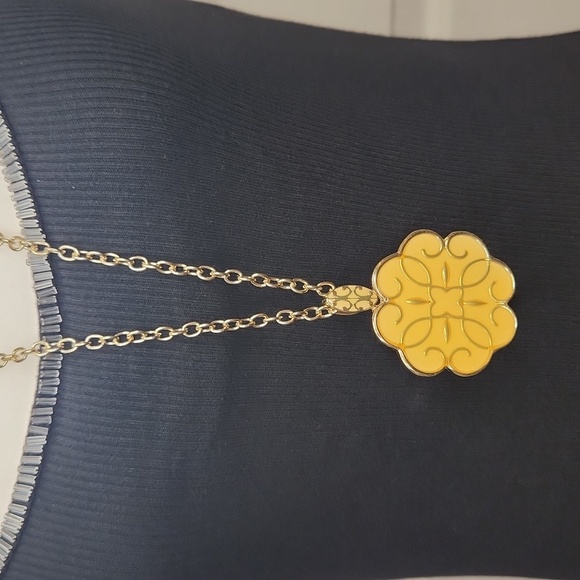 NWT Cookie Lee Vintage Creme Enamel Elegant Goldtone Flower Pendant Necklace - Picture 2 of 12